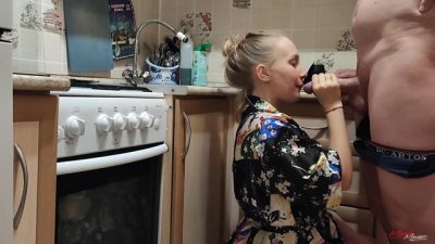 Meine Stiefschwester ist beim Abwaschen versehentlich stecken geblieben.